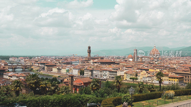佛罗伦萨，托斯卡纳，意大利:老城区全景与高耸的圣玛丽亚del Fiore大教堂和乔托钟楼